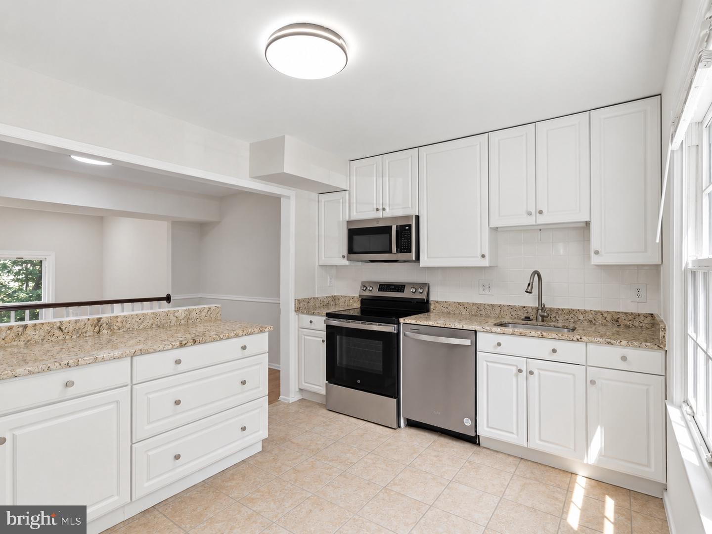 8398 Uxbridge Ct Property Photo 3