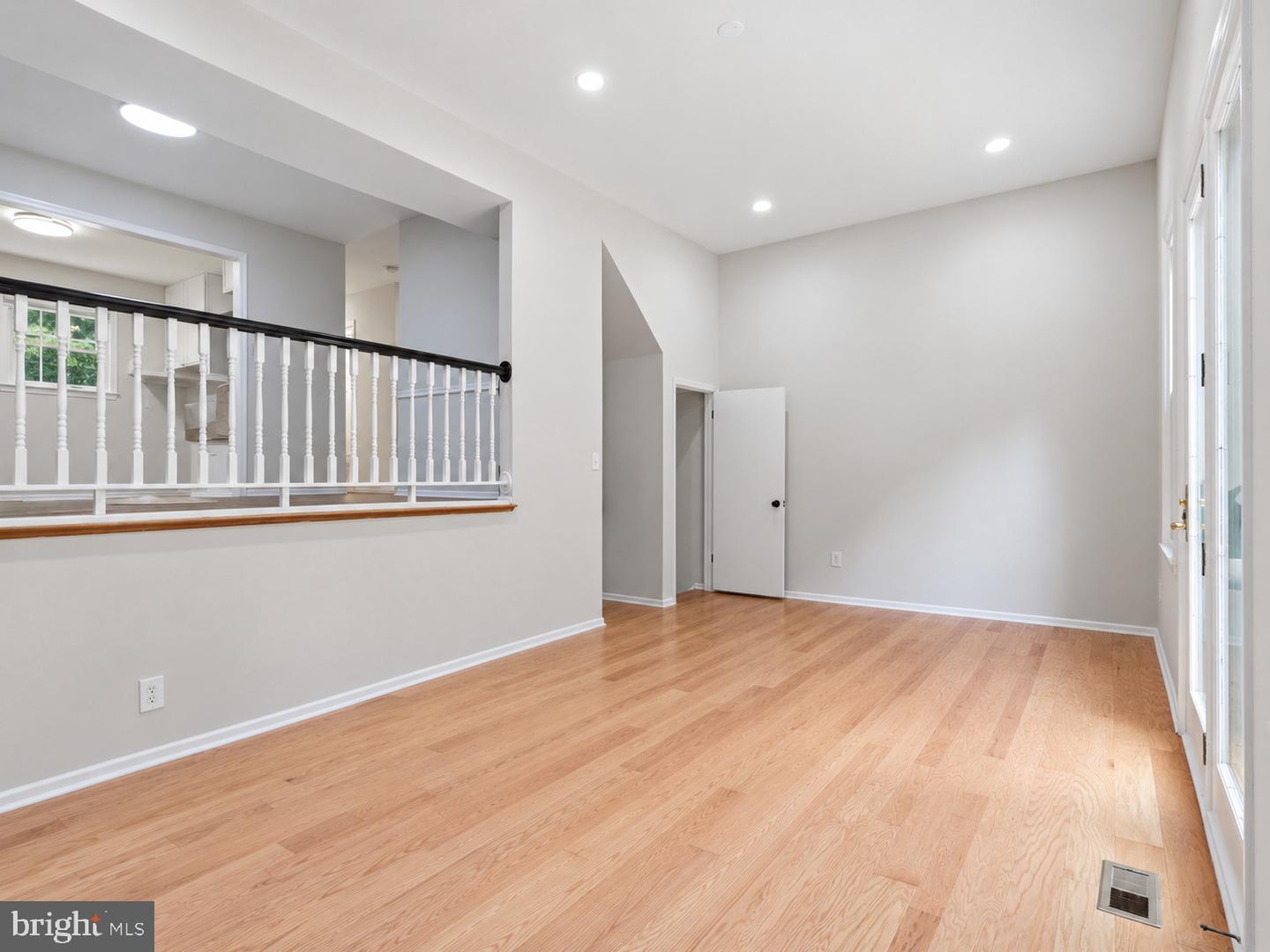 8398 Uxbridge Ct Property Photo 8