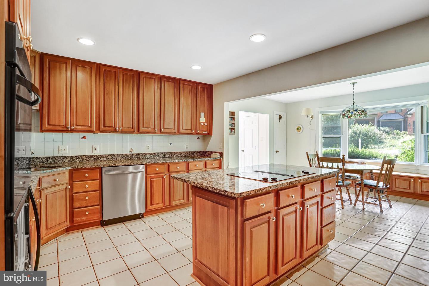 12104 Vale Rd Property Photo 15