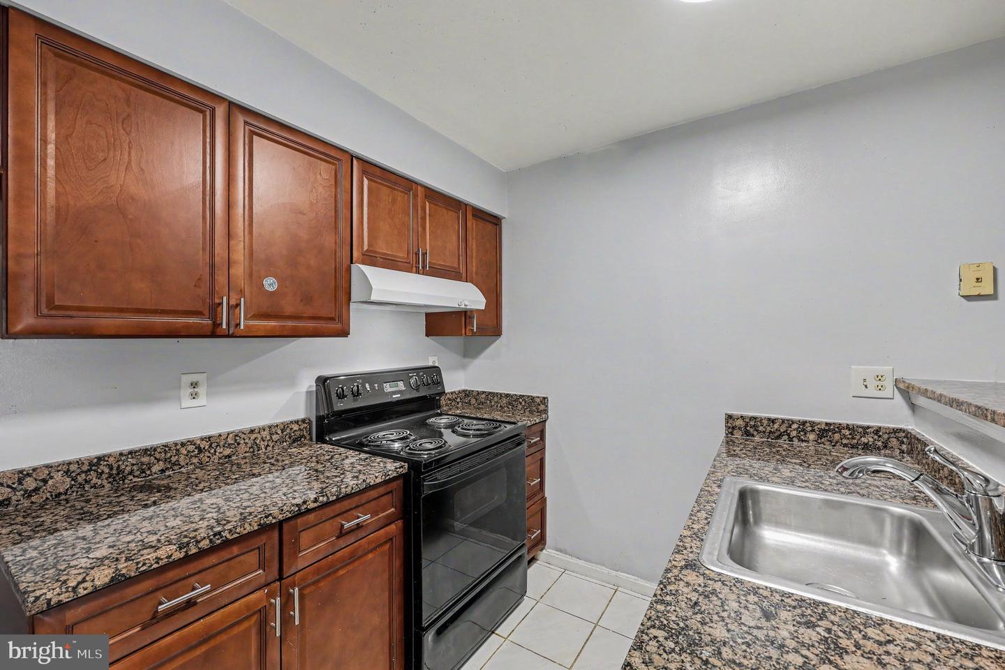5386 Bedford Ter #b Property Photo 11