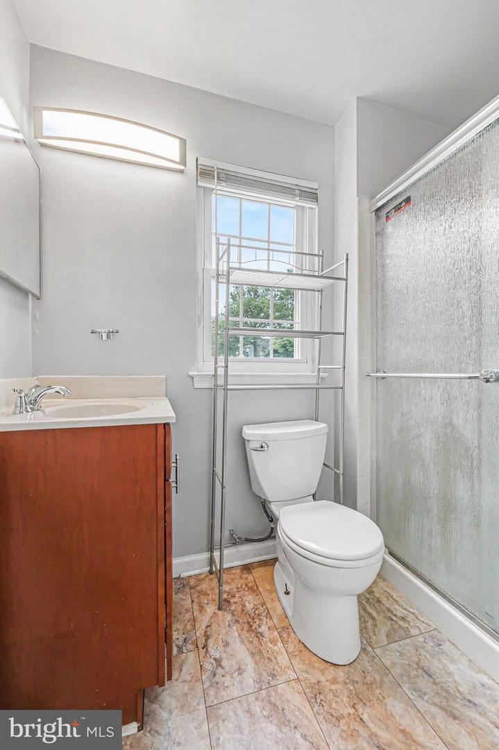 5386 Bedford Ter #b Property Photo 18