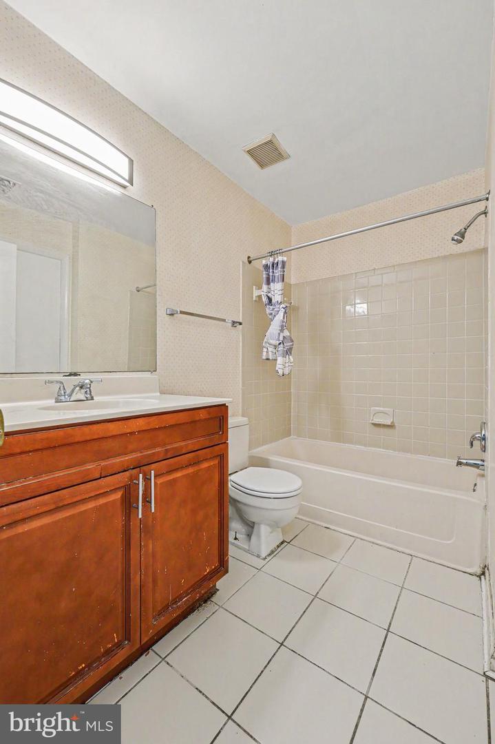 5386 Bedford Ter #b Property Photo 20