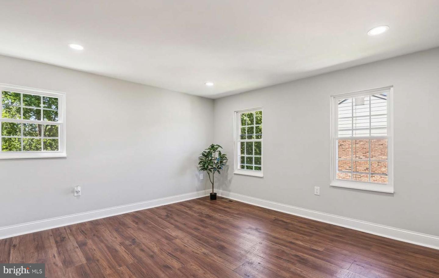 7081 Leewood Forest Dr Property Photo 7