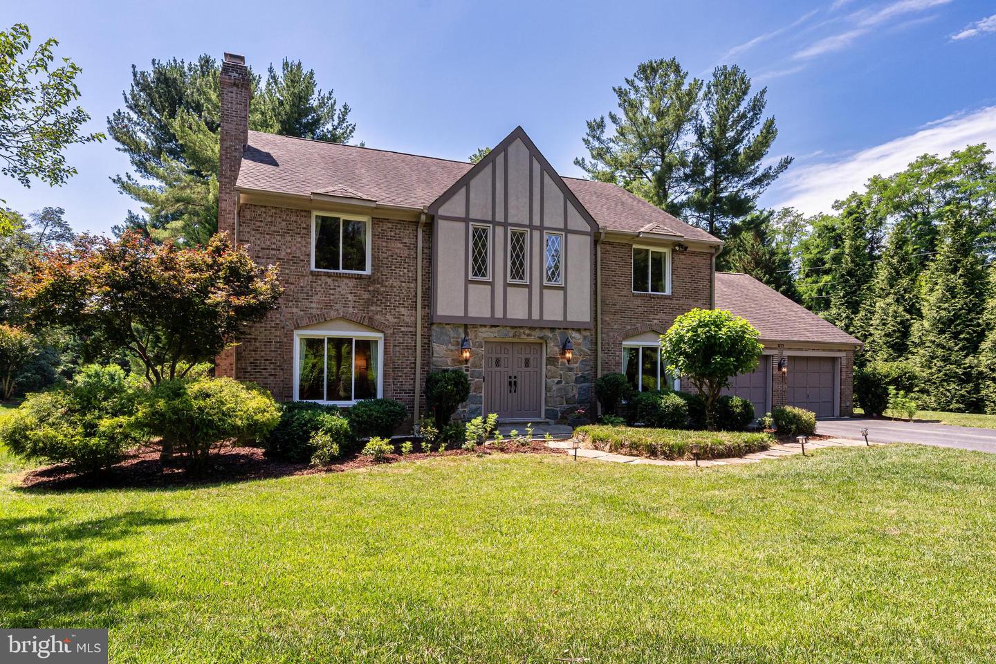 1077 Spring Hill Rd Property Photo 2