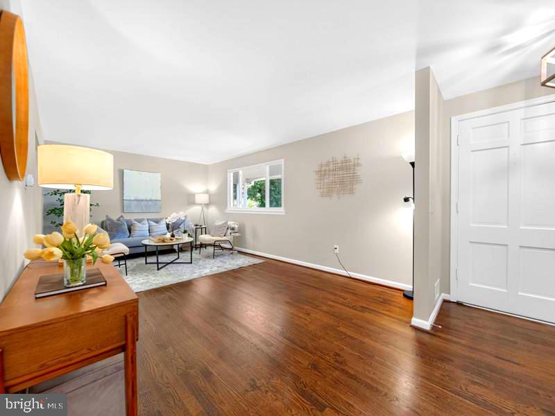 5502 Kings Park Dr Property Photo 3
