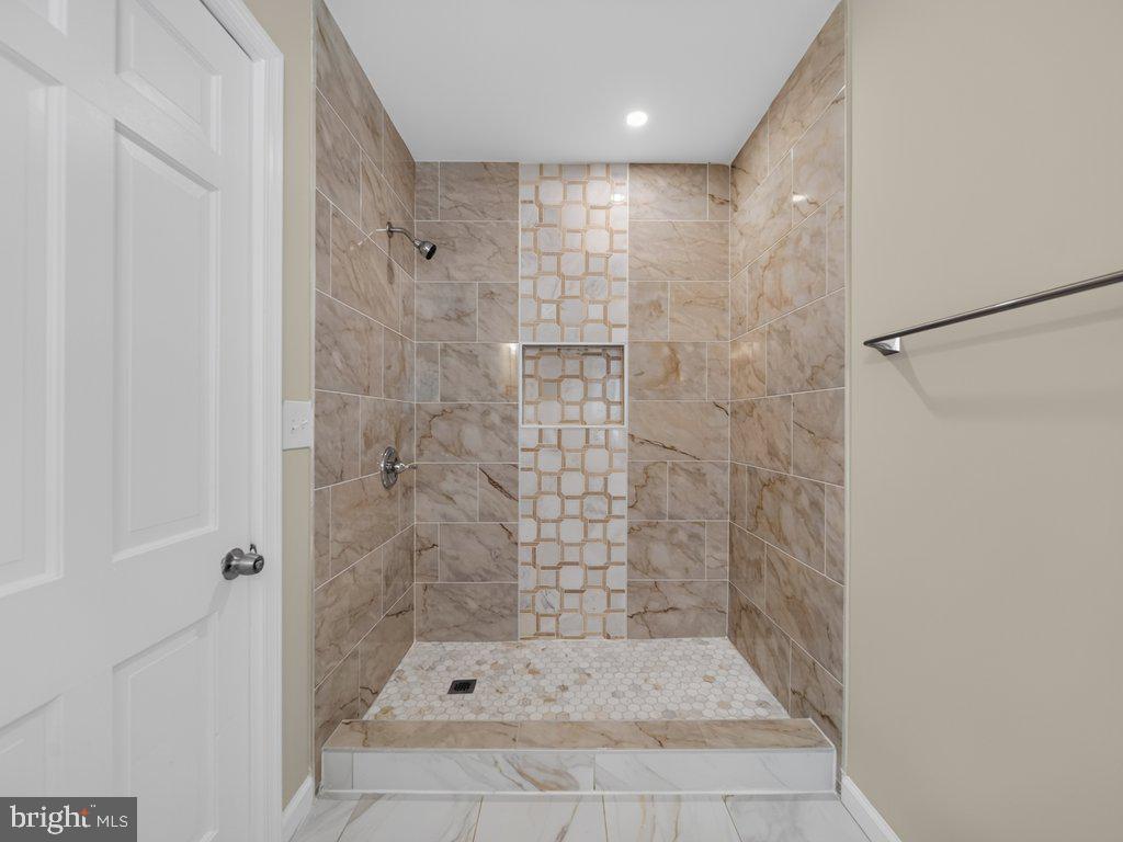 5502 Kings Park Dr Property Photo 13