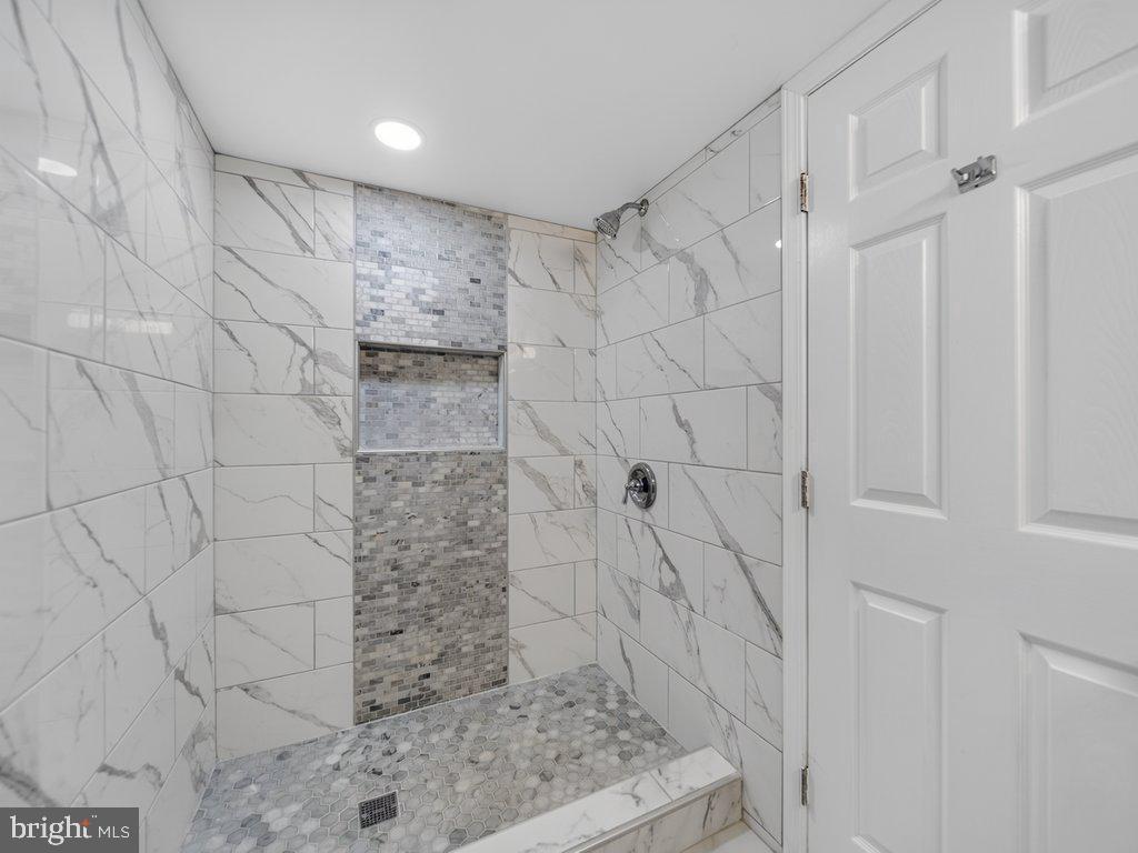 5502 Kings Park Dr Property Photo 41