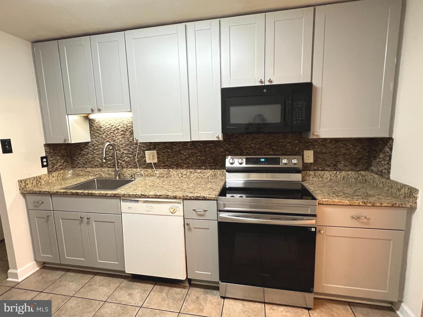 527 Florida Ave #103 Property Photo 6