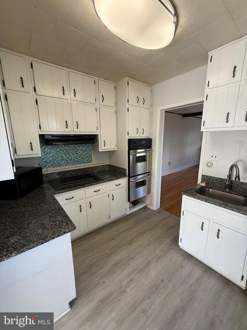 1131 Marion Ave Property Photo 4