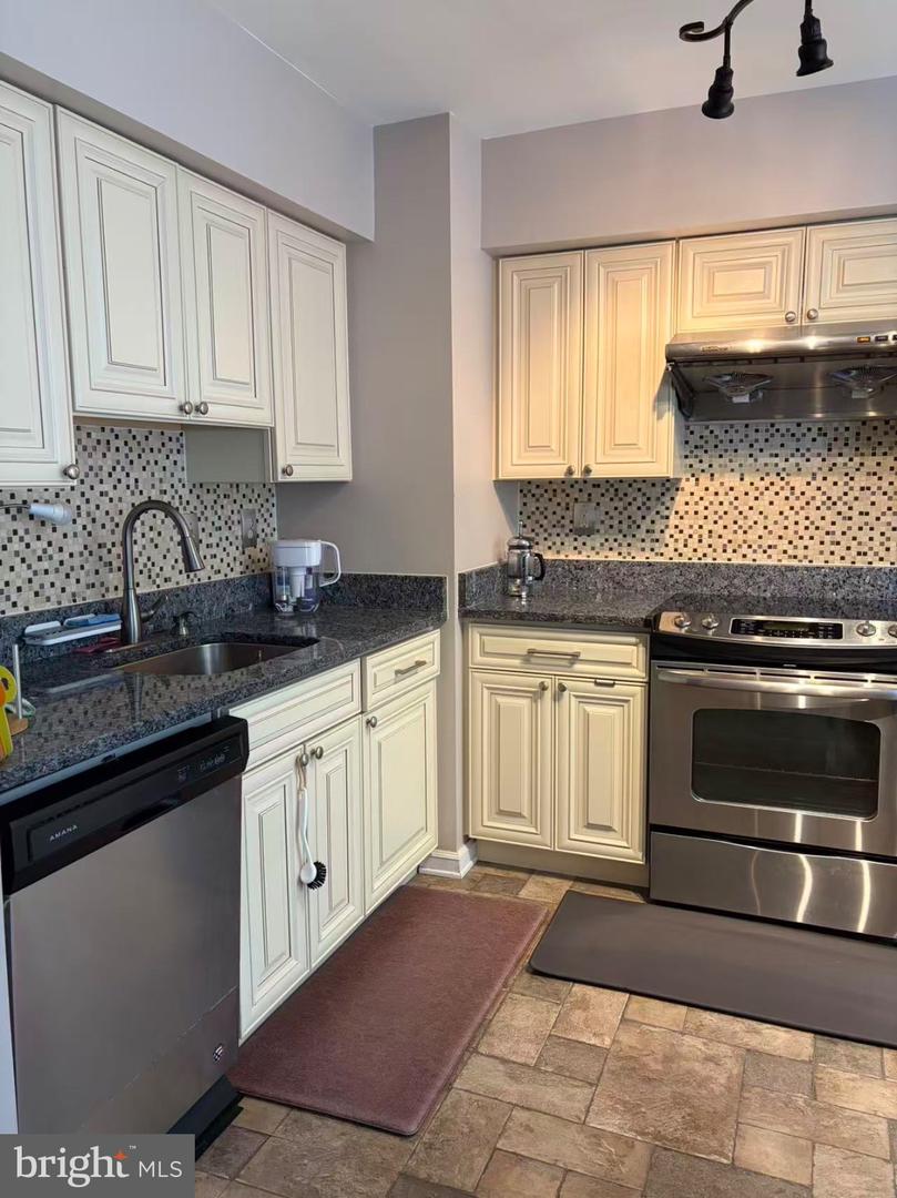 6903 Compton Valley Ct Property Photo 9