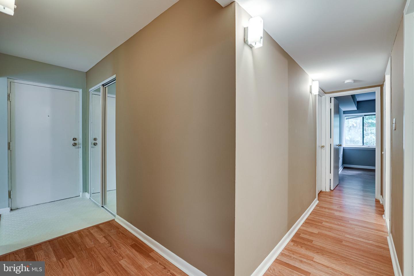 2210 Springwood Dr #207 Property Photo 8