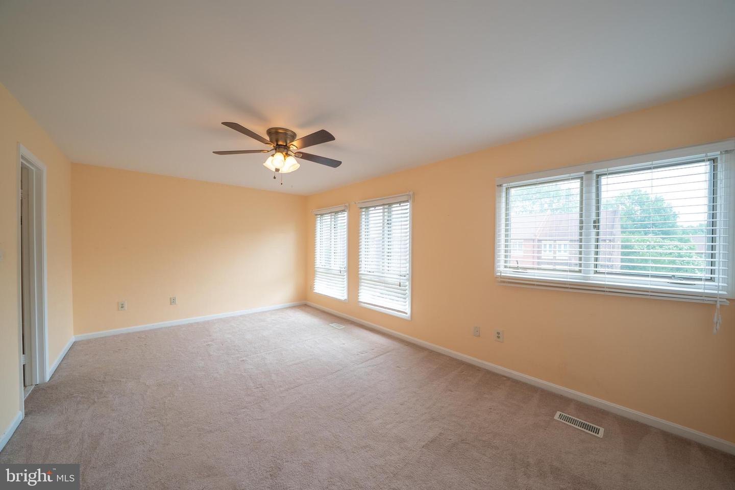 10168 Turnberry Pl Property Photo 13