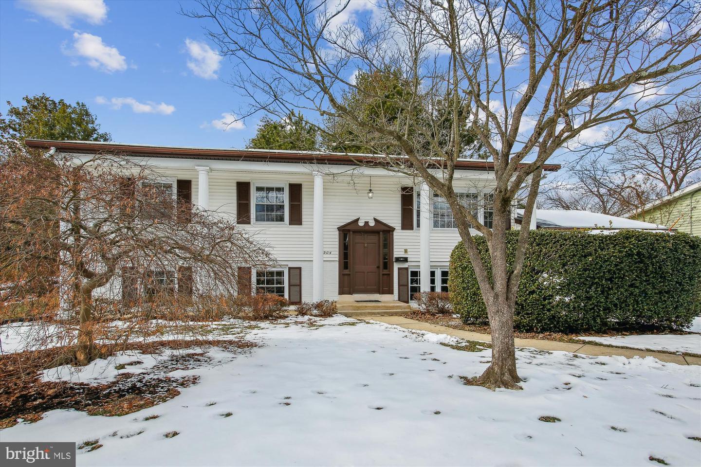 4904 CHANTICLEER AVE Property Photo 1