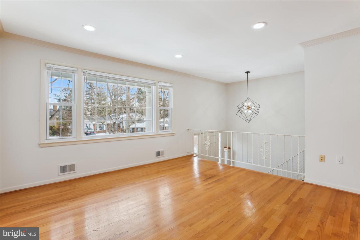 4904 Chanticleer Ave Property Photo 3
