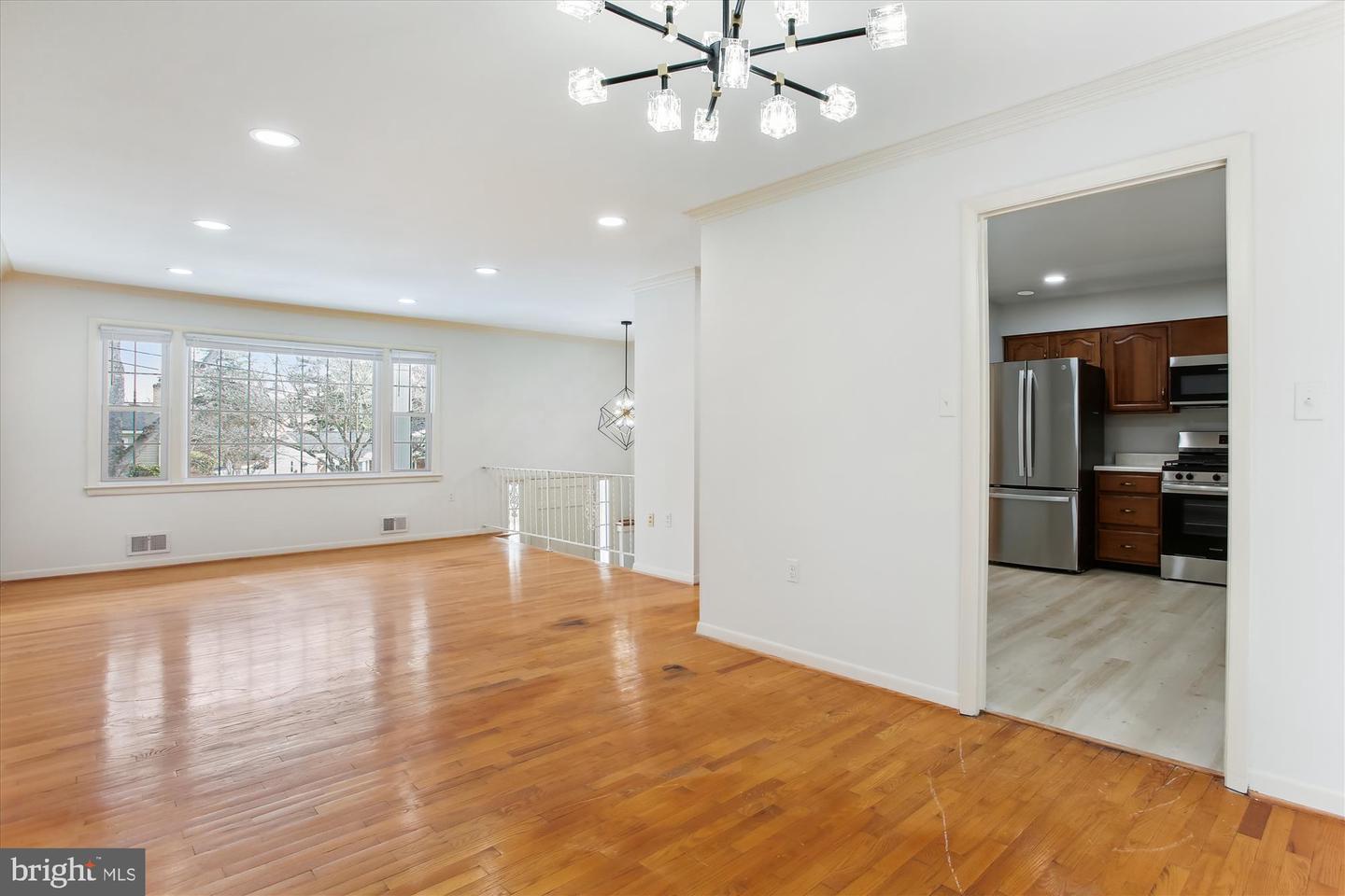 4904 Chanticleer Ave Property Photo 6