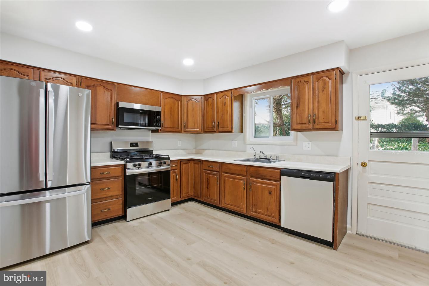 4904 Chanticleer Ave Property Photo 7