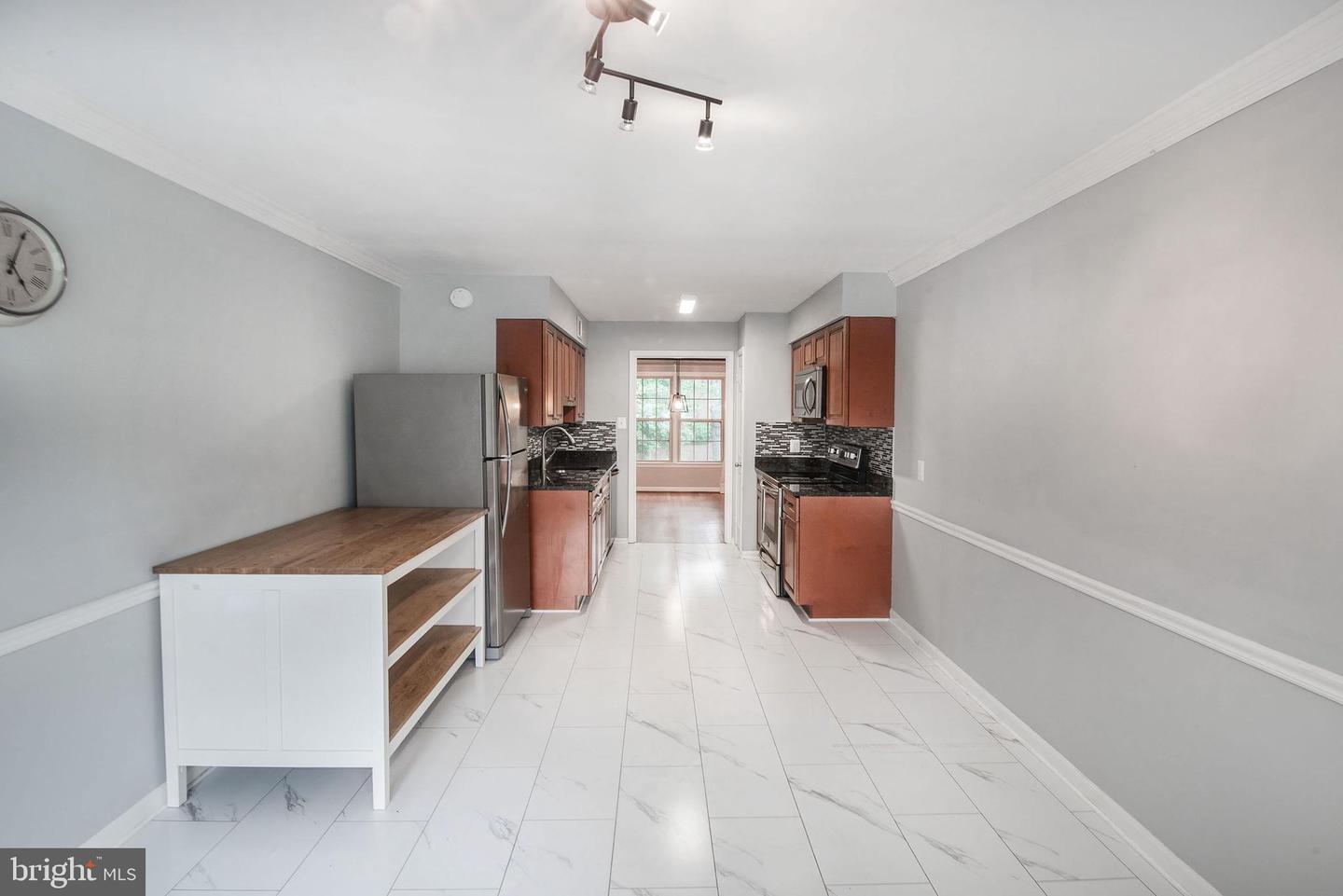 6611 Rosecroft Pl Property Photo 6