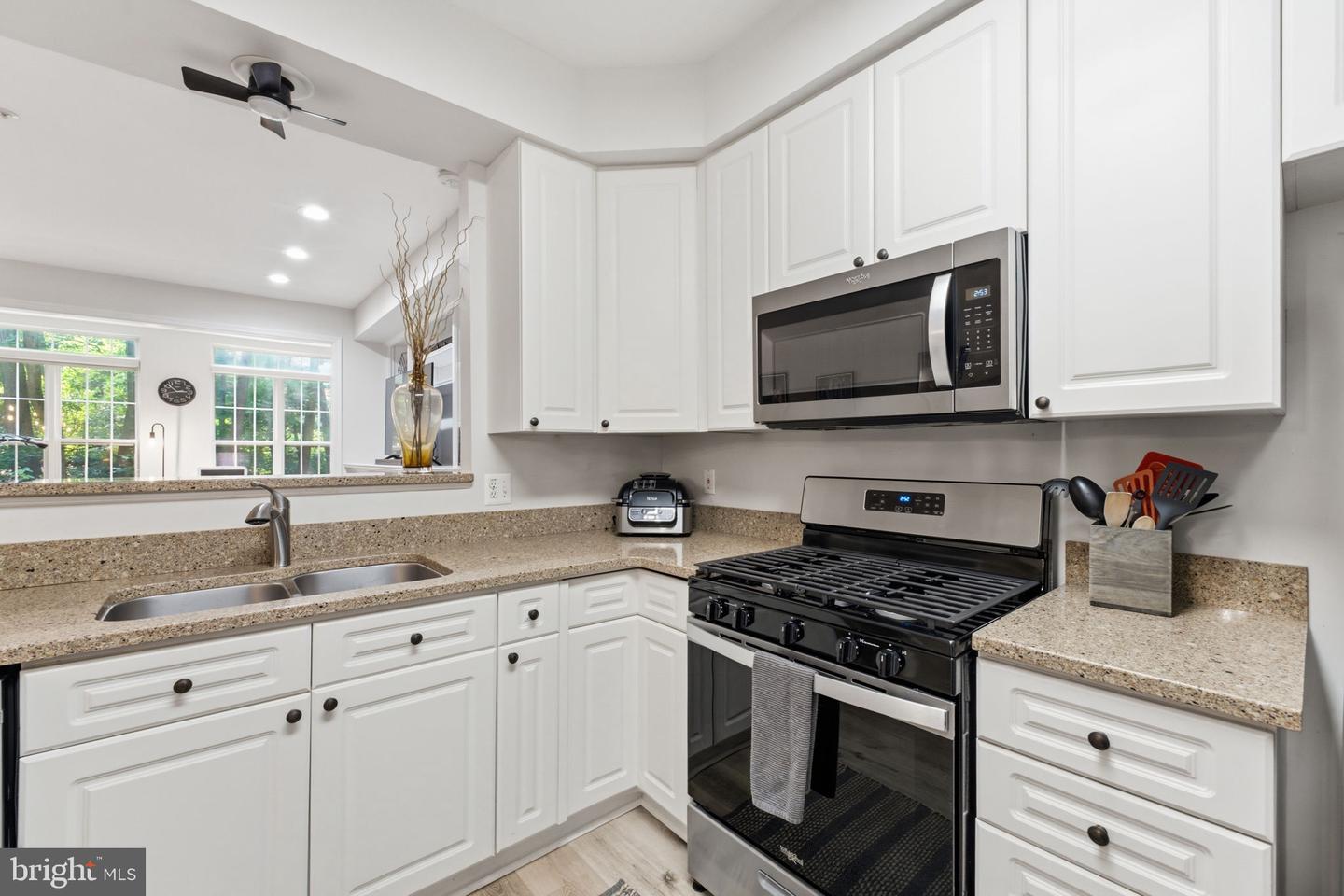 7712 Haynes Point Way #b Property Photo 15