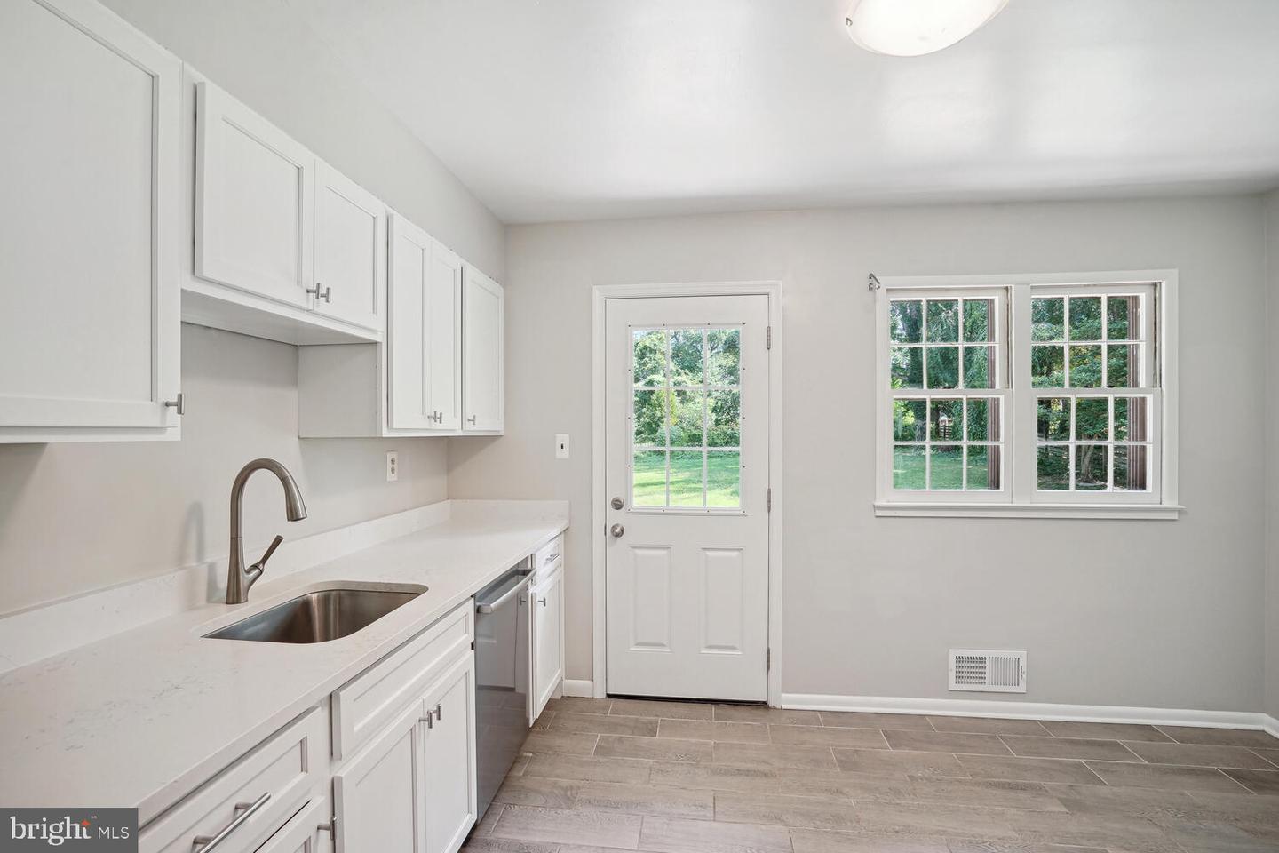1633 Warner Ave Property Photo 4