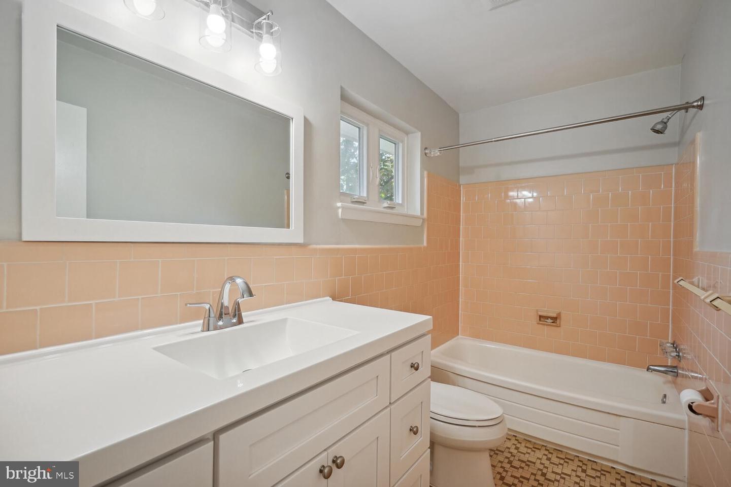 1633 Warner Ave Property Photo 8