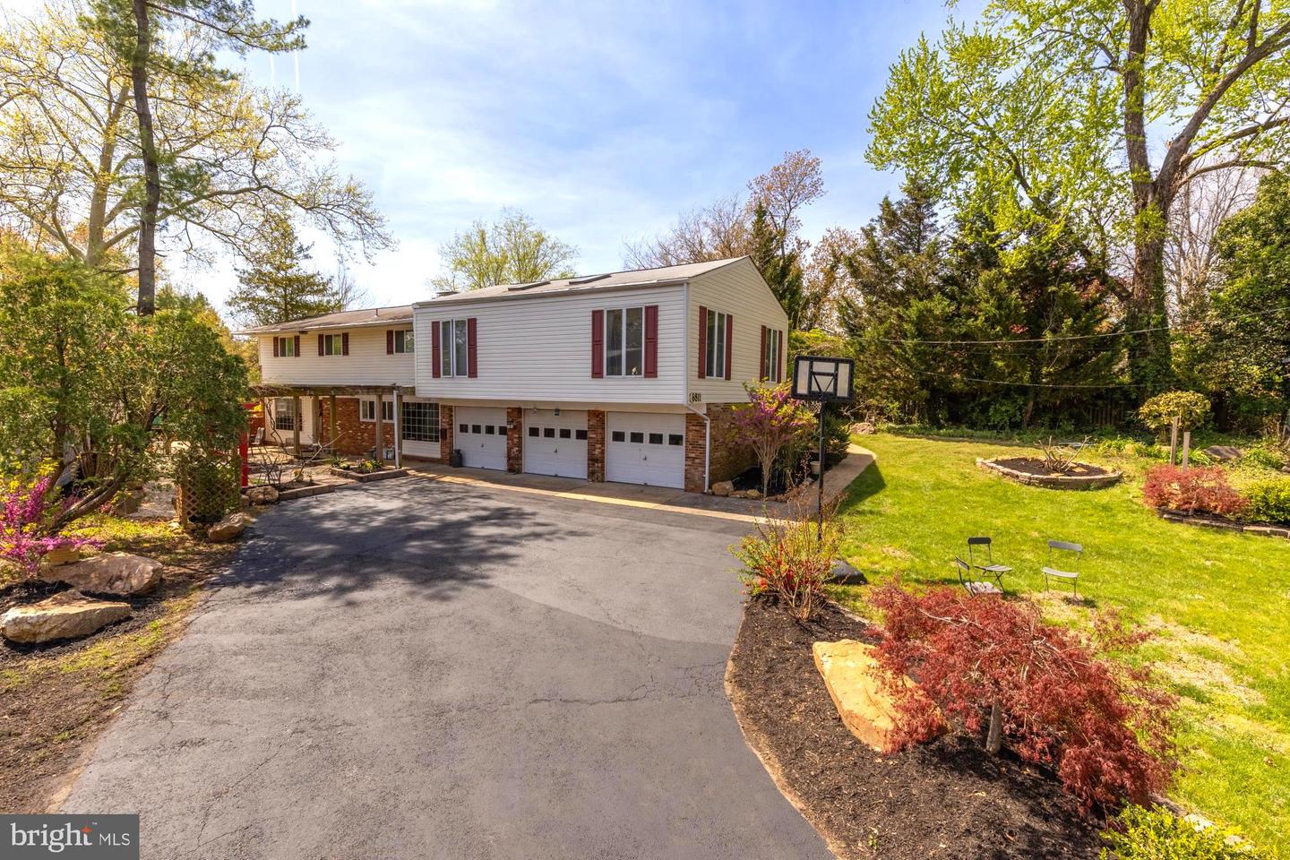 6811 Valley Brook Dr Property Photo 1
