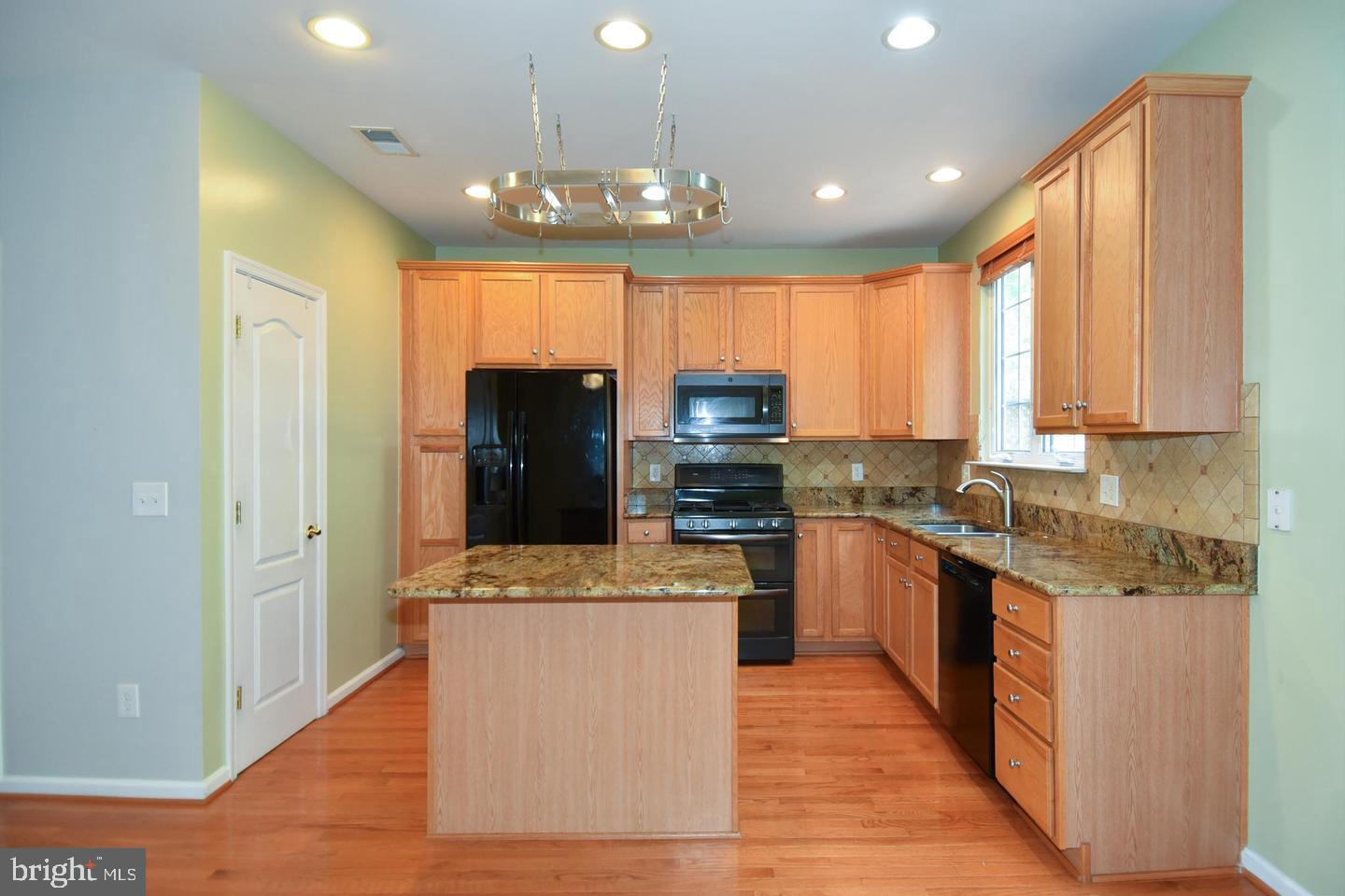7810 Locust Leaf Ln Property Photo 9