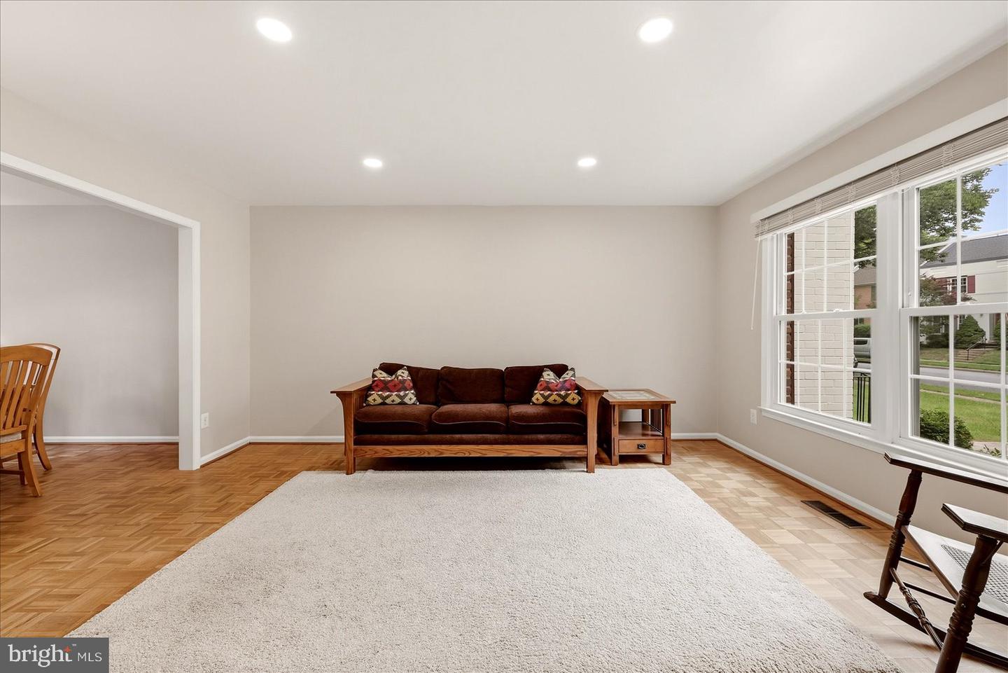 6003 Queenston St Property Photo 3