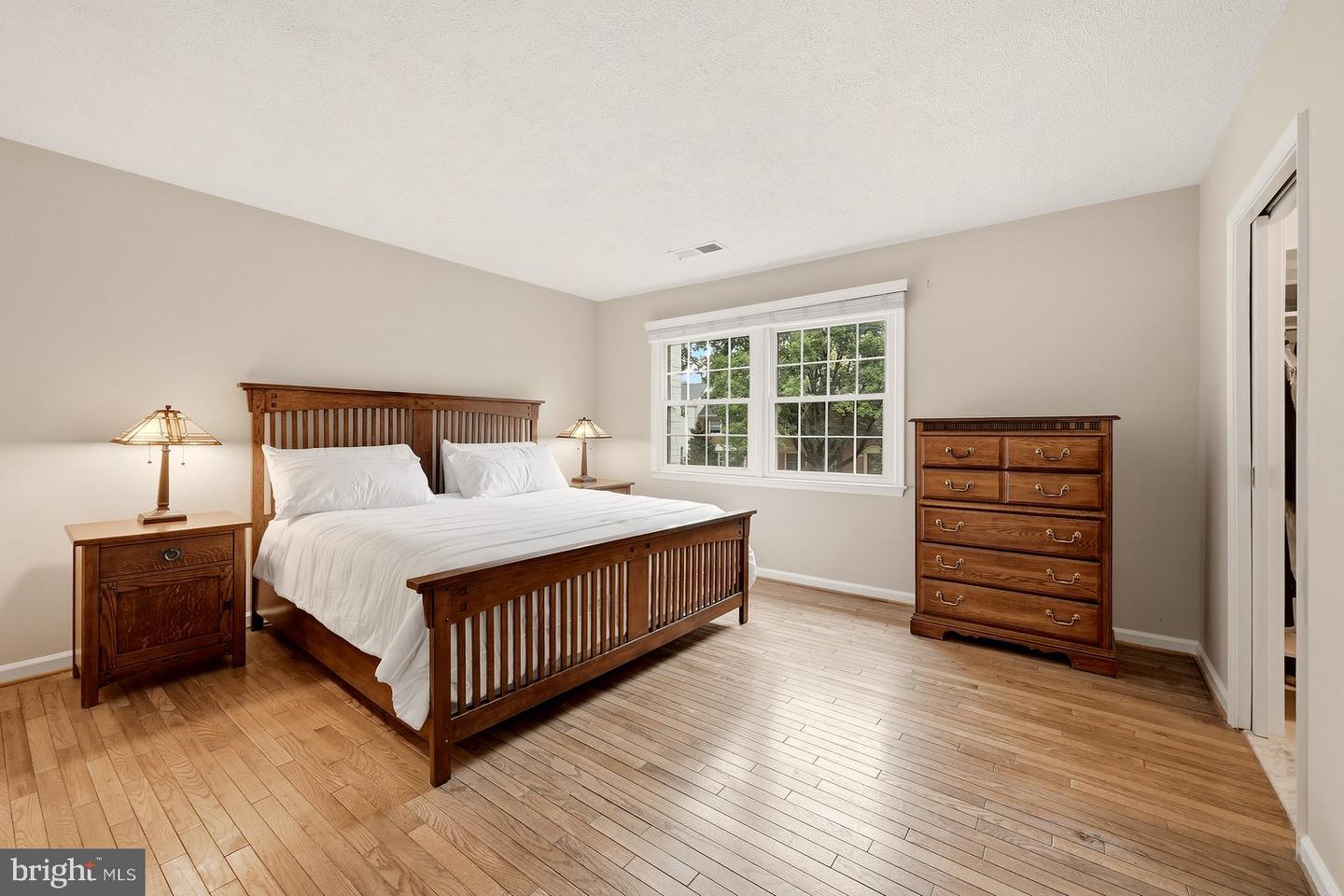 6003 Queenston St Property Photo 4