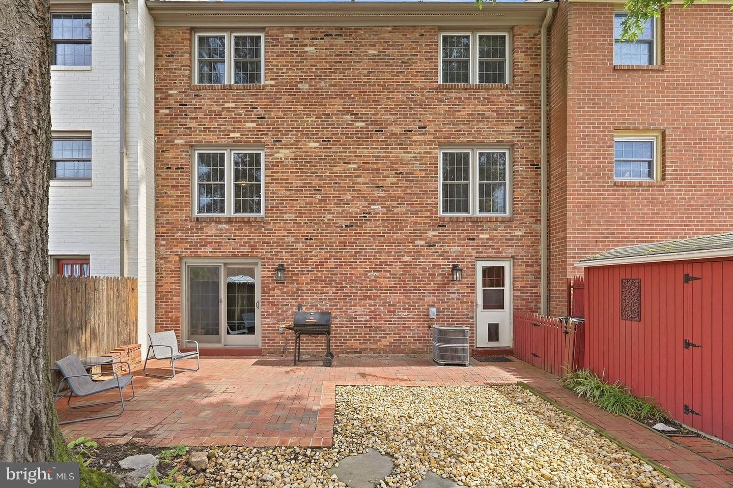 6003 Queenston St Property Photo 5
