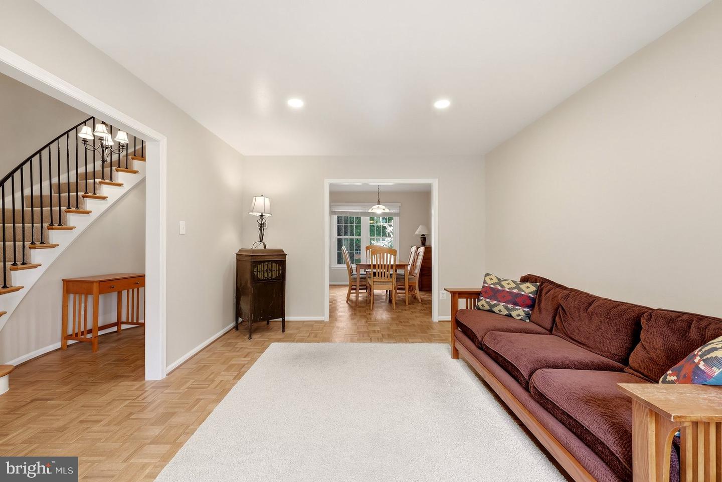 6003 Queenston St Property Photo 6