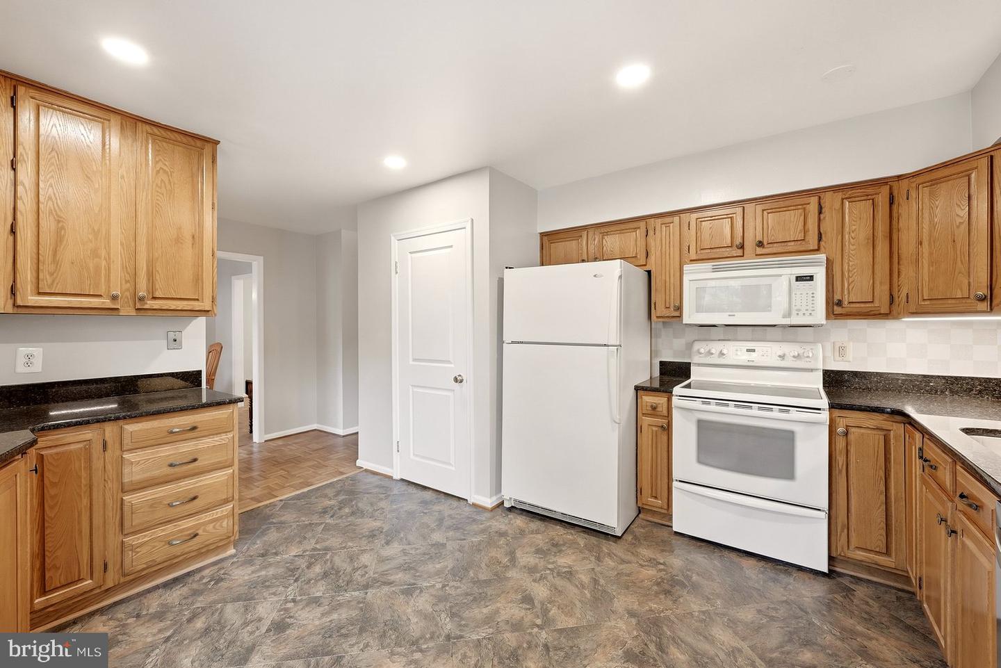 6003 Queenston St Property Photo 8