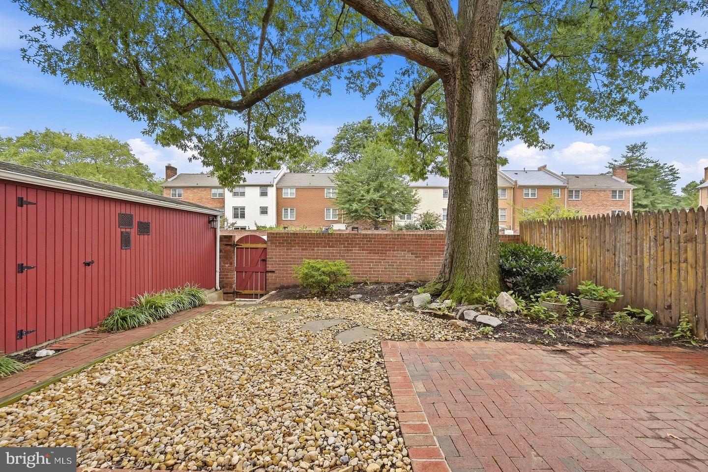 6003 Queenston St Property Photo 17