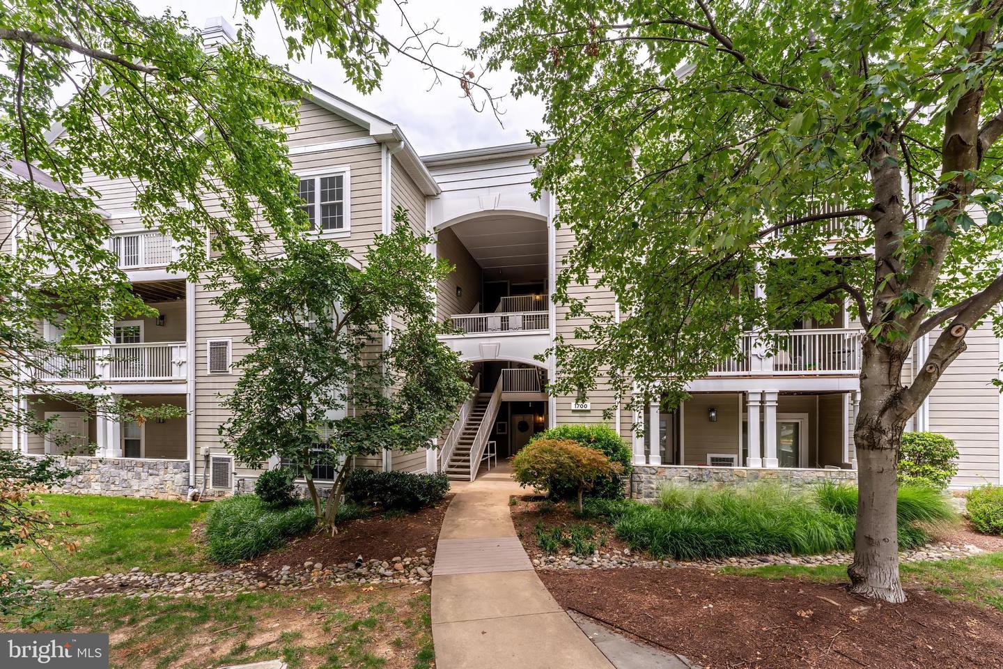 1700 LAKE SHORE CREST DR #25 Property Photo 1