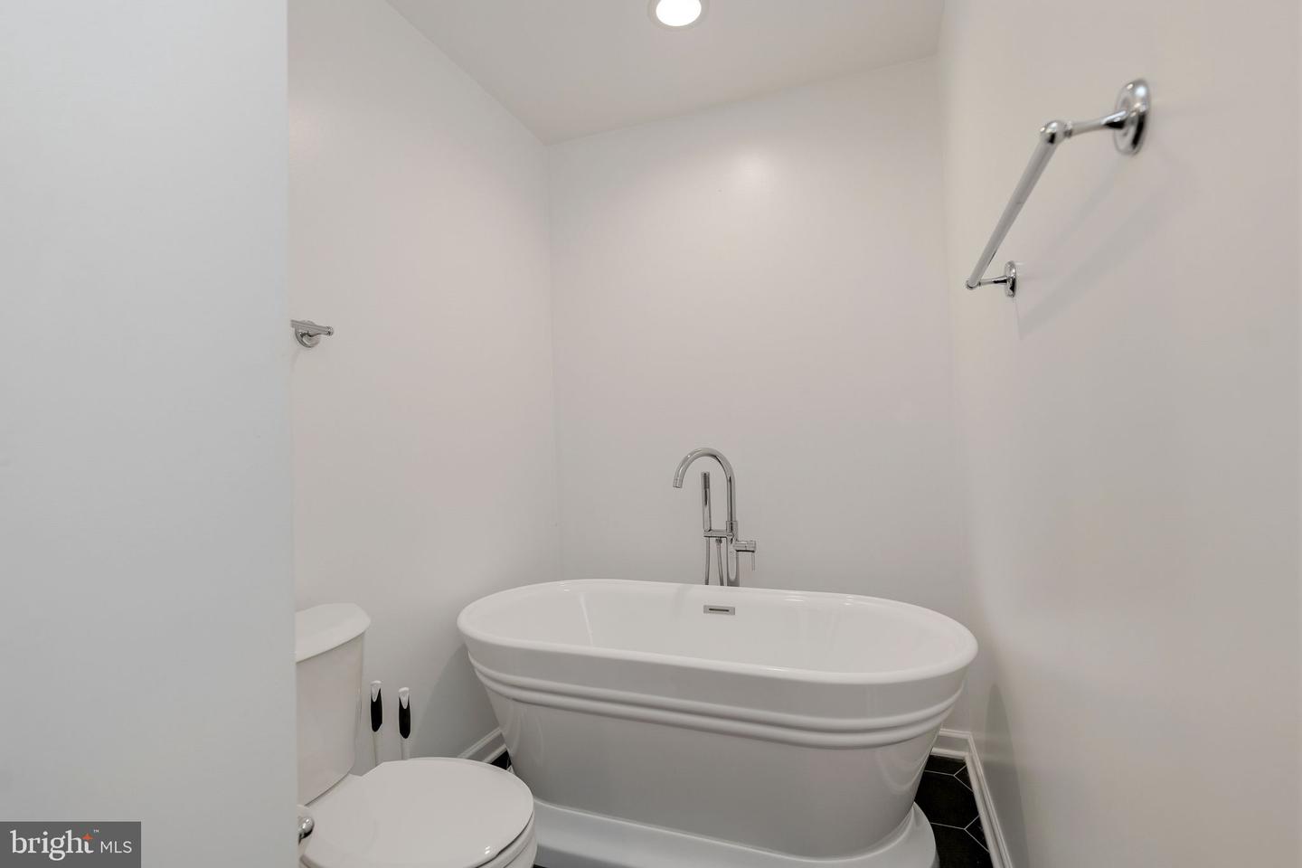 8207 Cedar Landing Ct Property Photo 26
