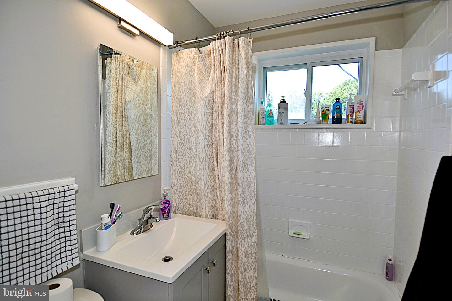7025 Strathmore St Property Photo 9