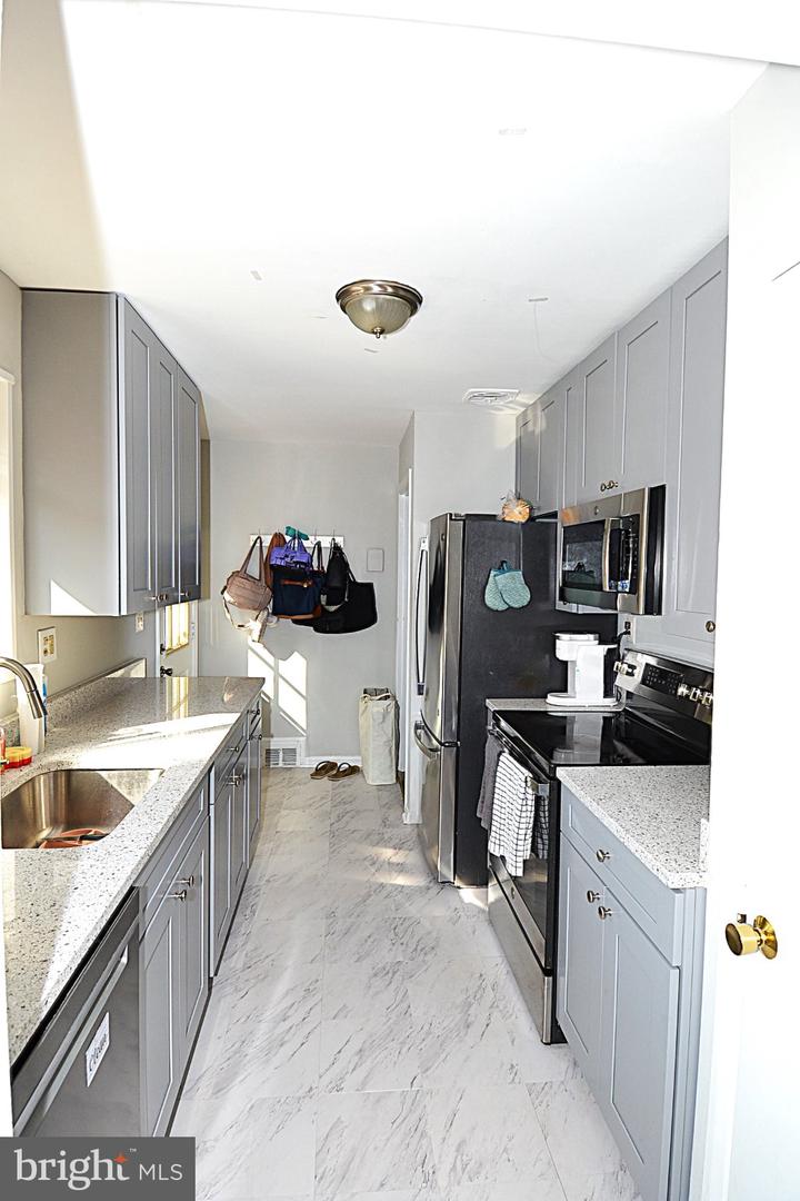 7025 Strathmore St Property Photo 11