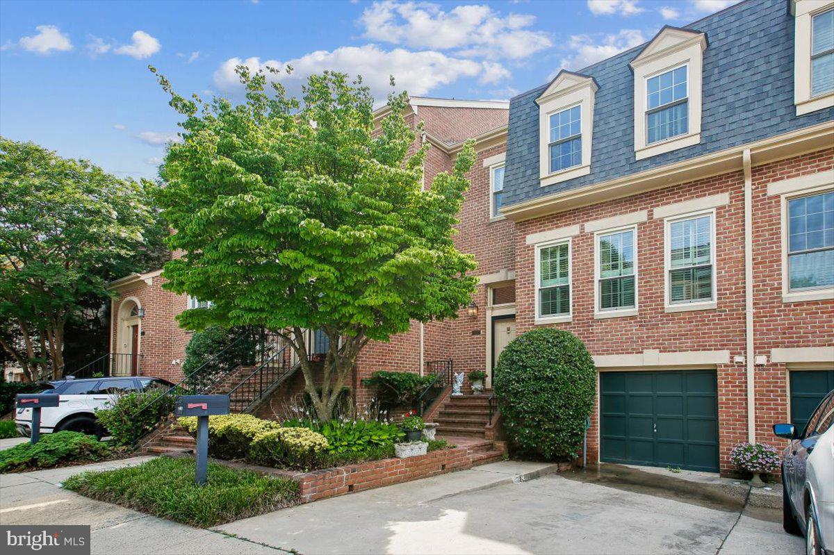 1403 MCLEAN MEWS CT