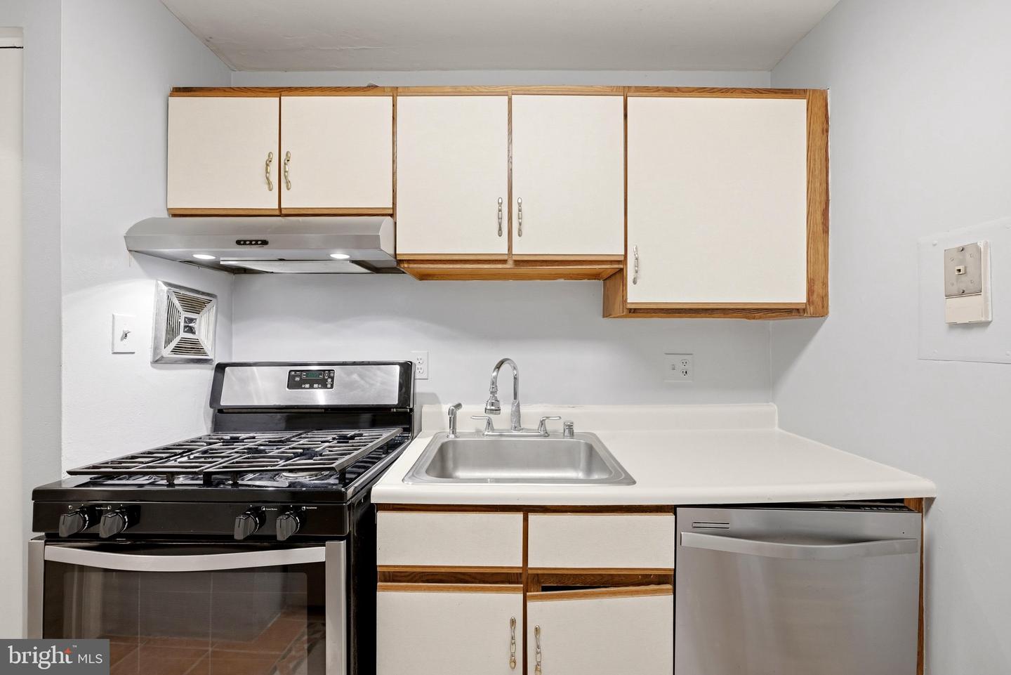 1914 Wilson #204 Property Photo 12