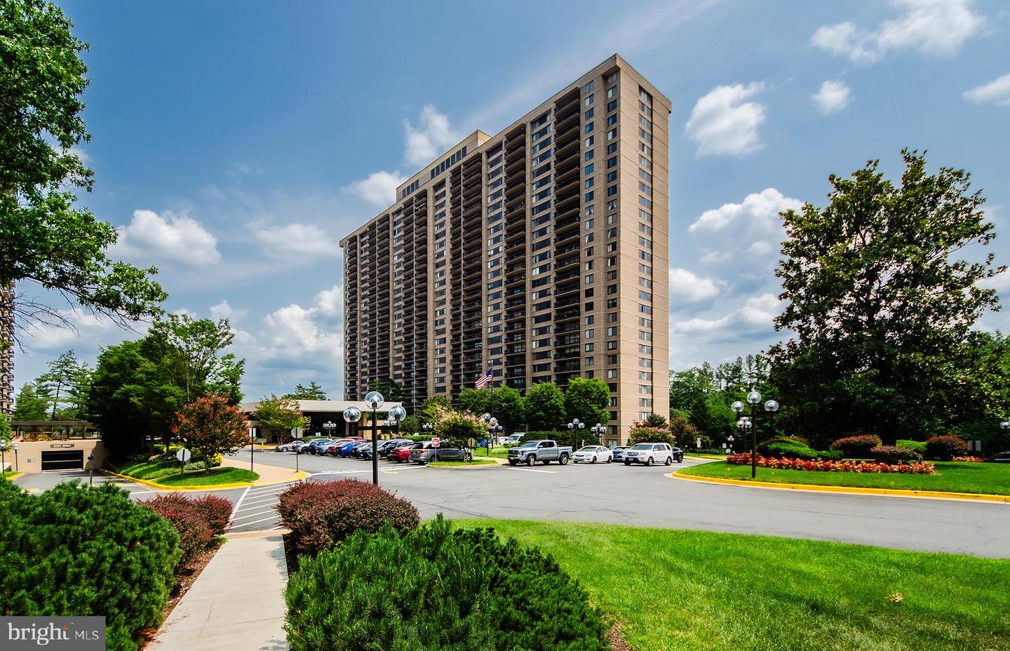 3705 S George Mason Dr #902s Property Photo 1