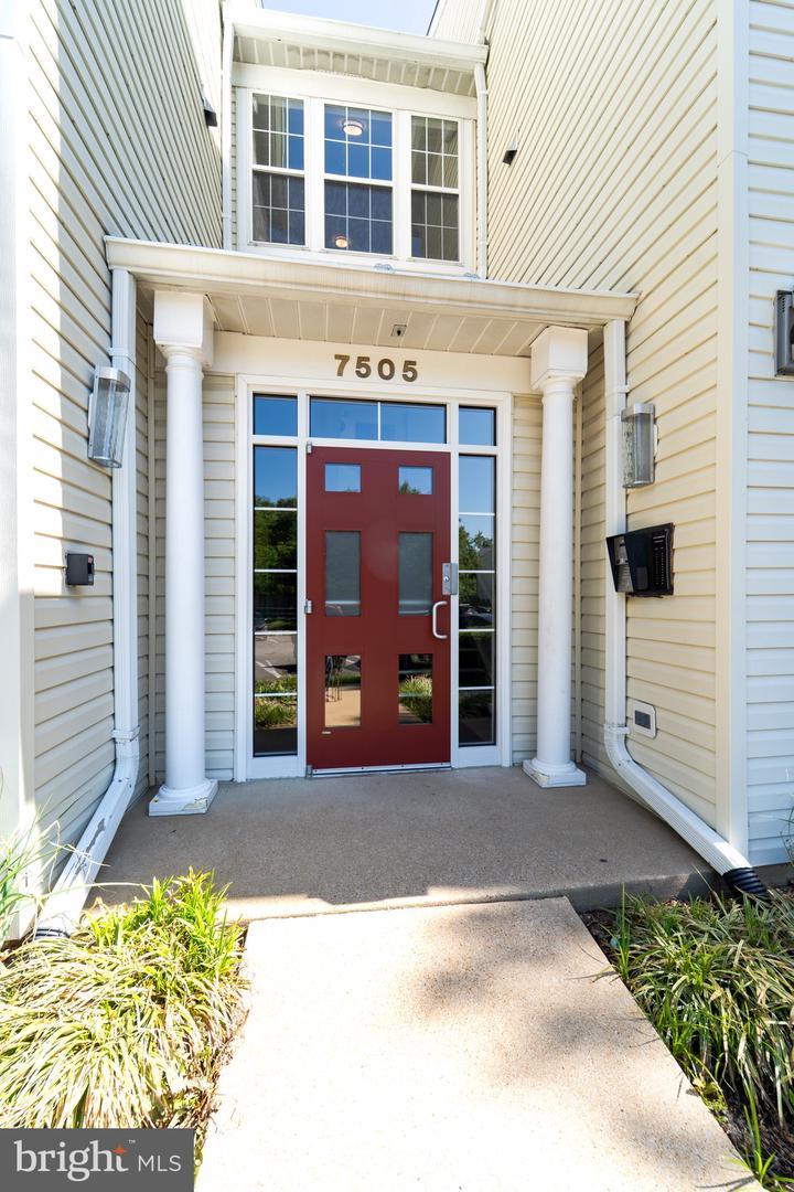 7505 Calderon Ct #j Property Photo 2