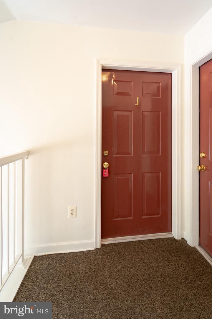 7505 Calderon Ct #j Property Photo 3