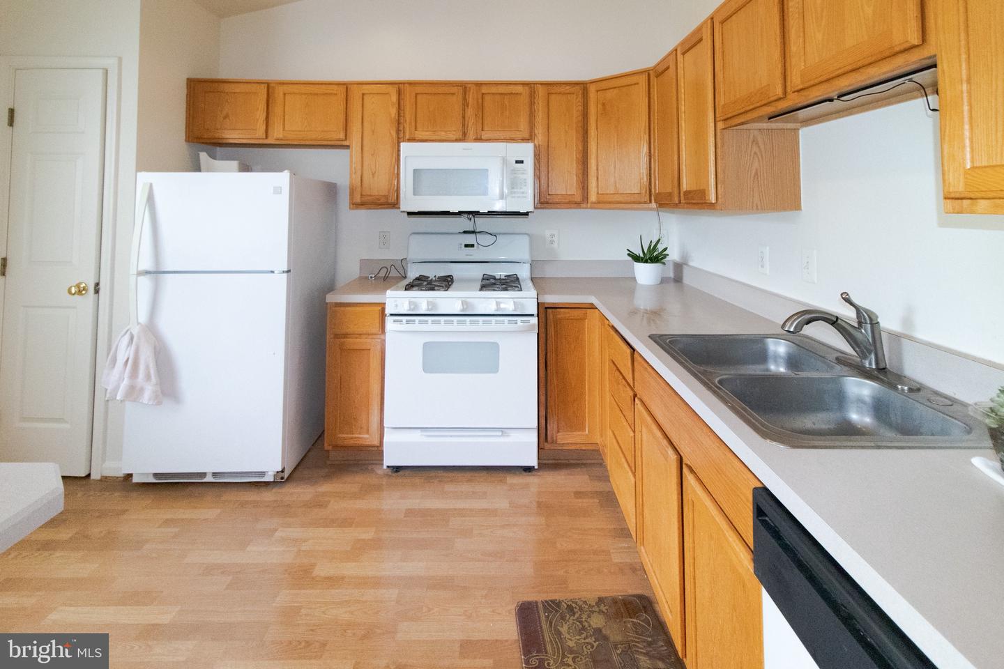 7505 Calderon Ct #j Property Photo 11