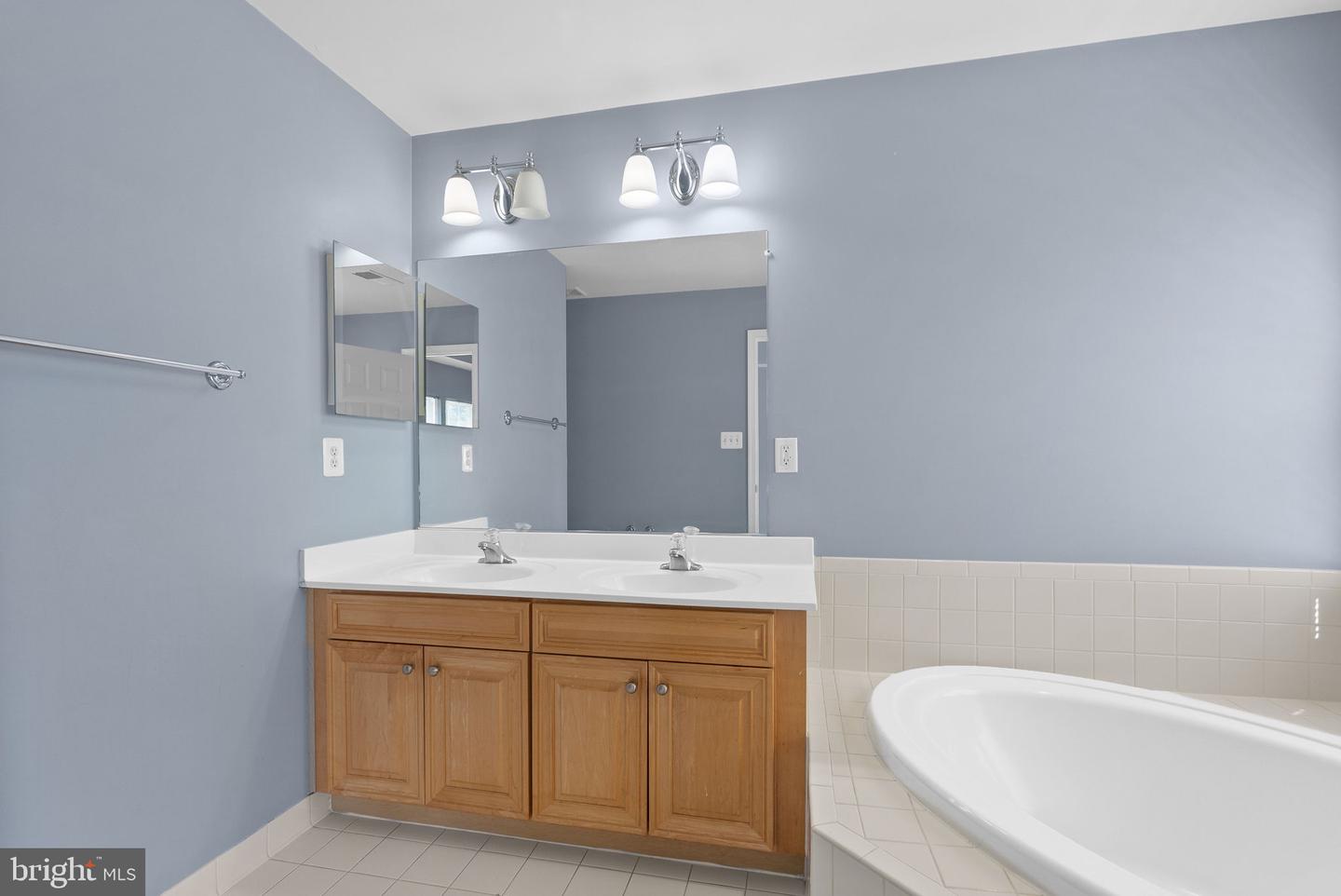 8557 Wyngate Manor Ct Property Photo 6