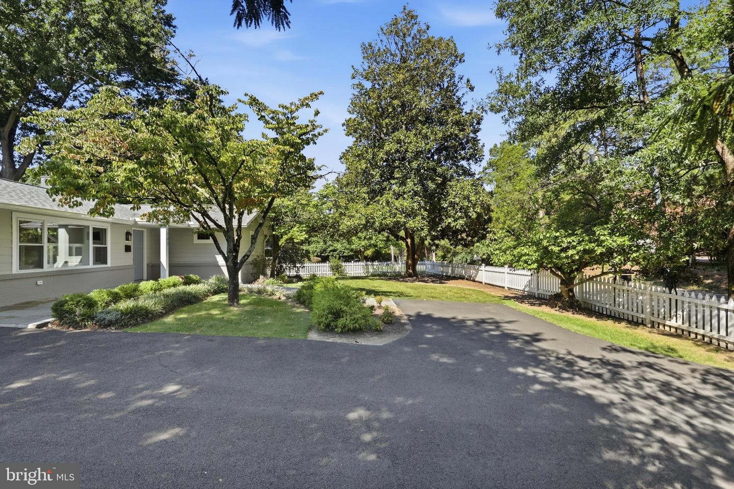 1003 Collingwood Rd Property Photo 4
