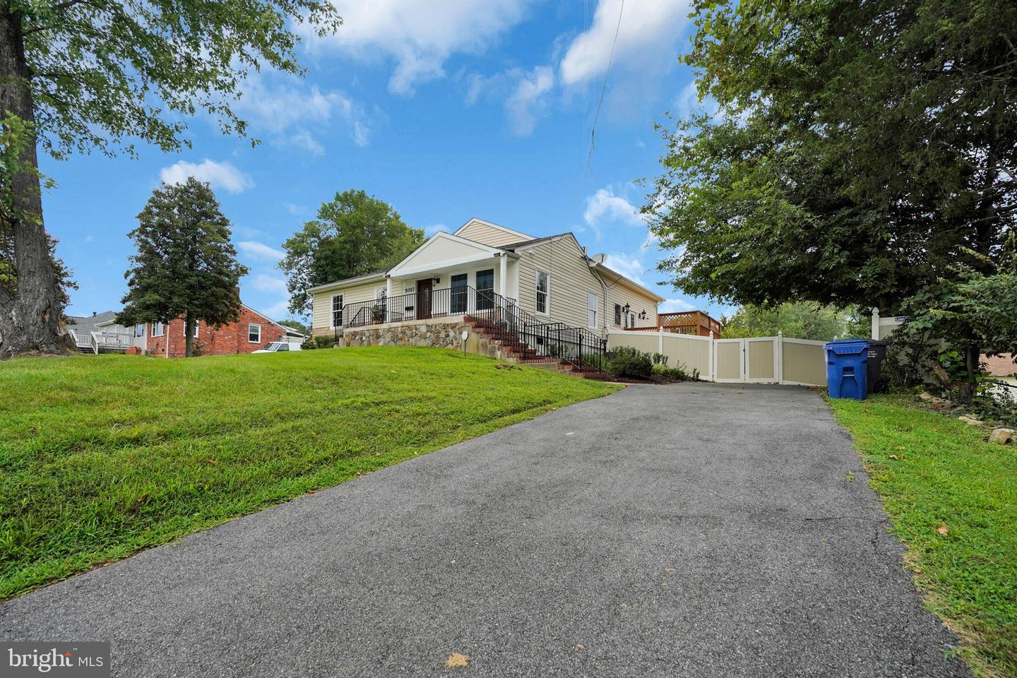 5017 Laburch Ln Property Photo 4
