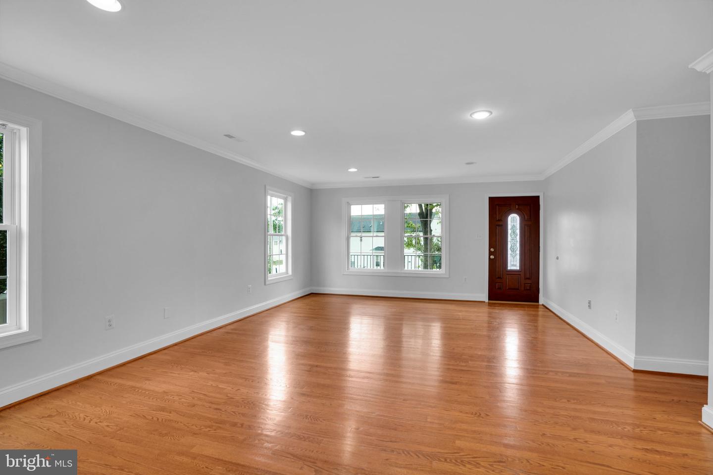 5017 Laburch Ln Property Photo 9