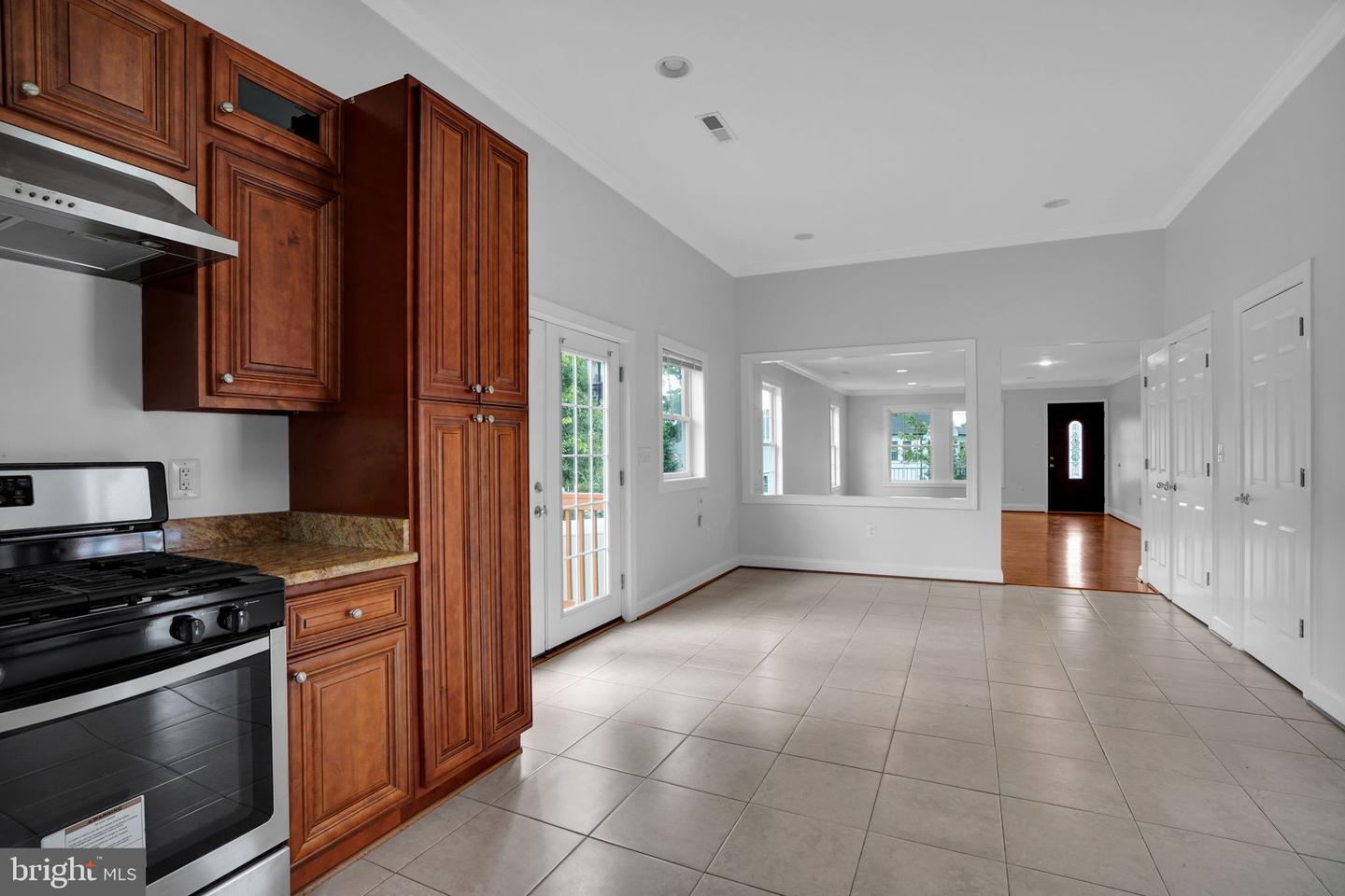 5017 Laburch Ln Property Photo 14