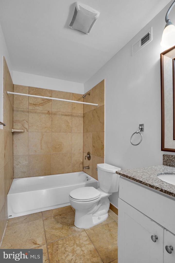 5017 Laburch Ln Property Photo 26