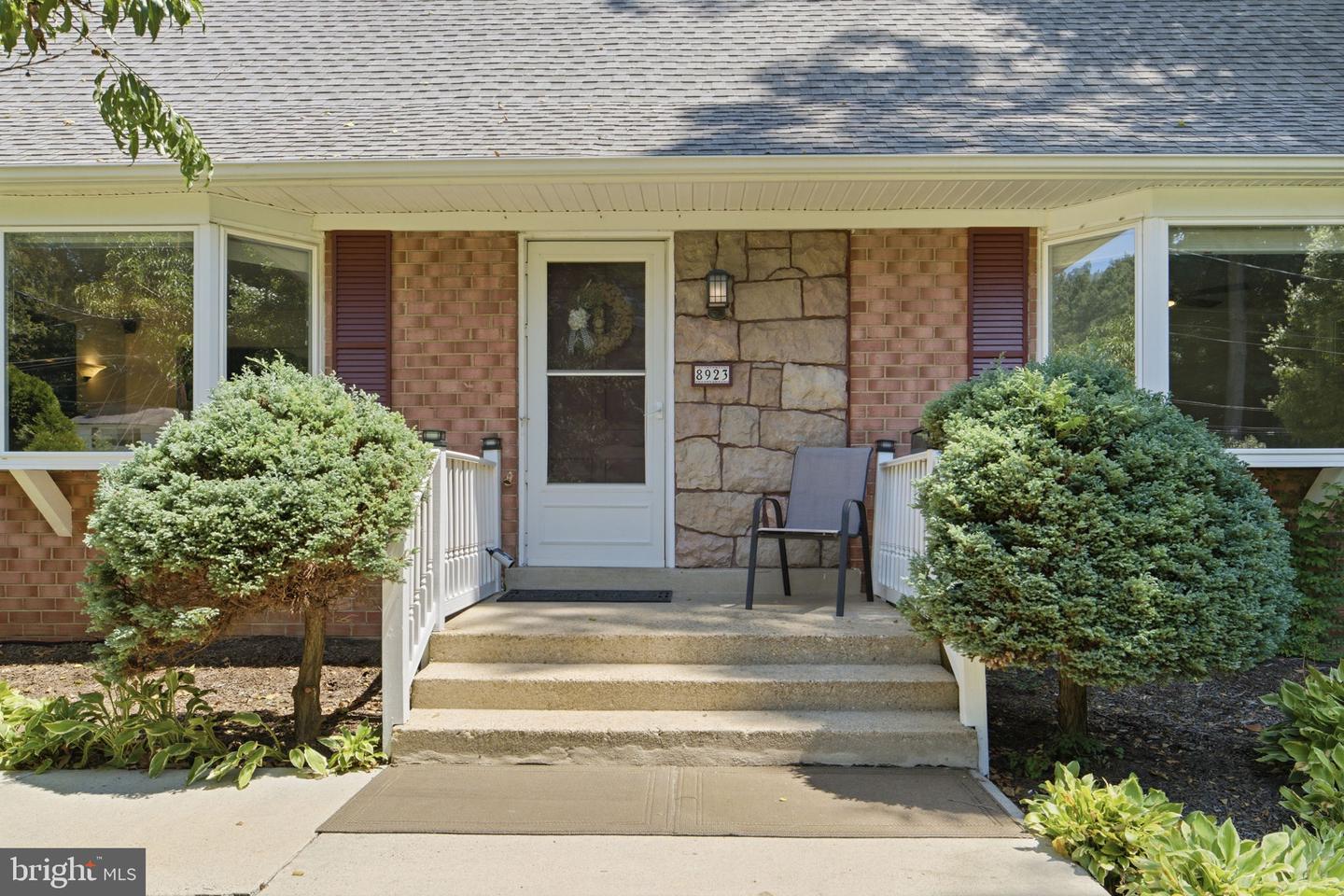 8923 Cromwell Property Photo 4