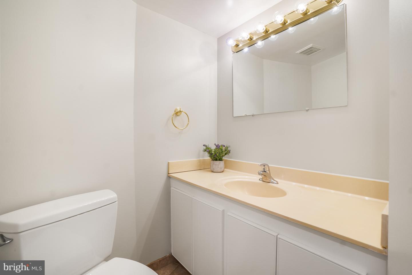 5904 Mount Eagle Dr #711 Property Photo 5